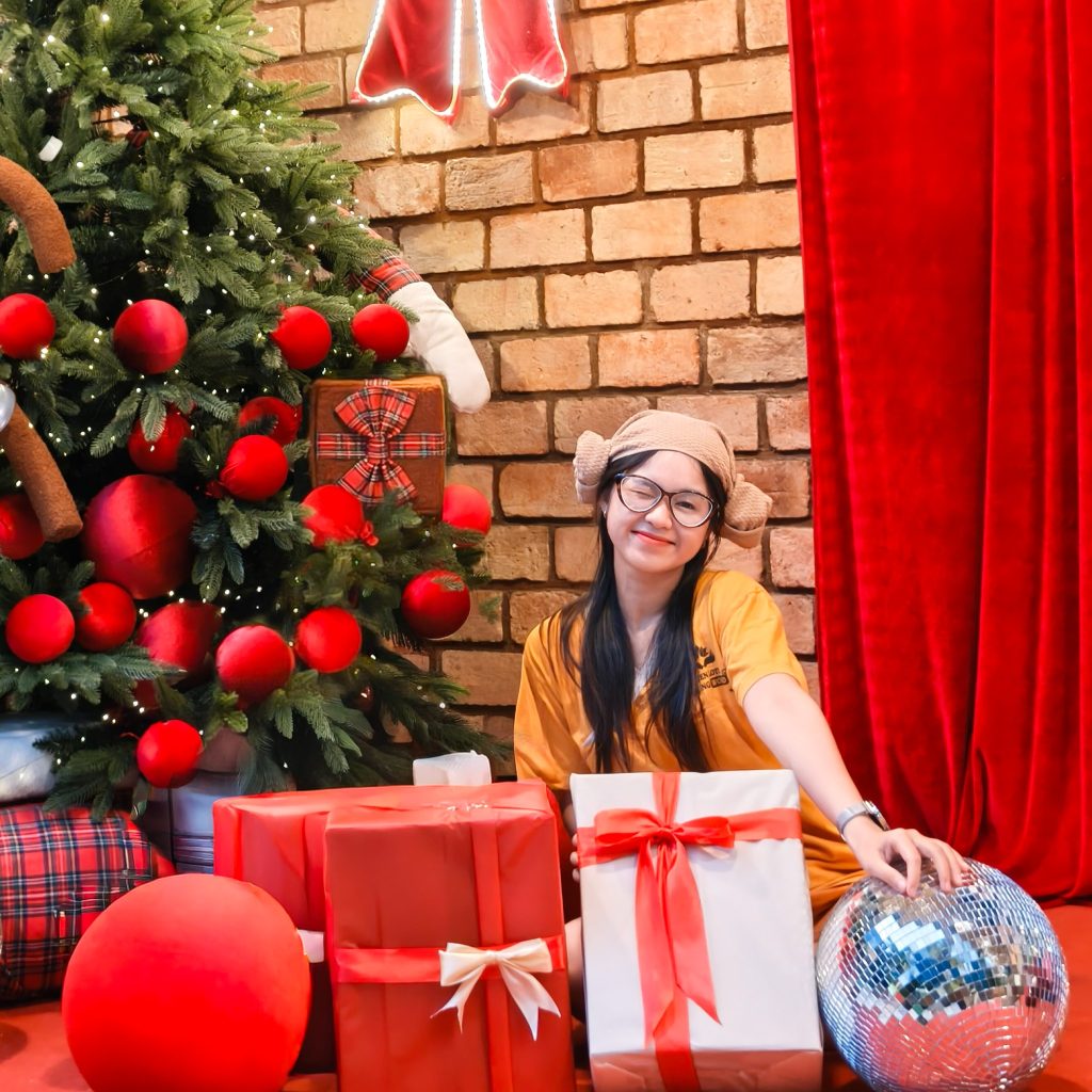 Merry “Chill” Mas – Lên Đồ Và Đến Golden Lotus Check-in Ngay Thôi