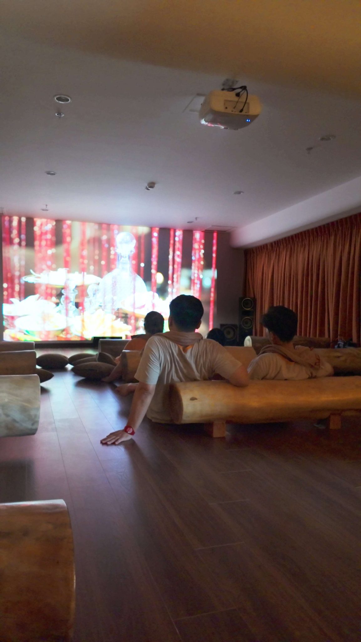 JJB-Q3-phong-xem-phim-1400